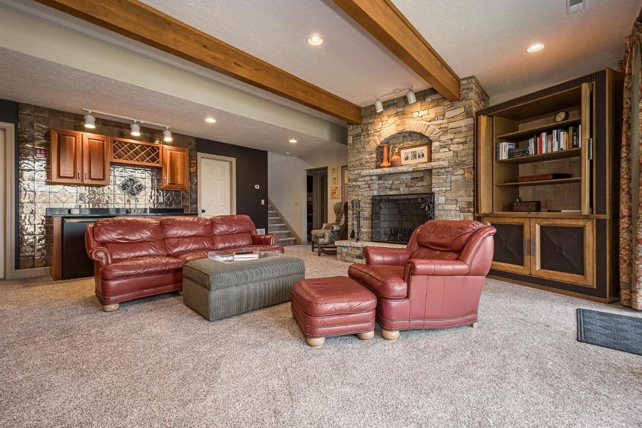 The Rusty Nail Villa McHenry Exterior photo